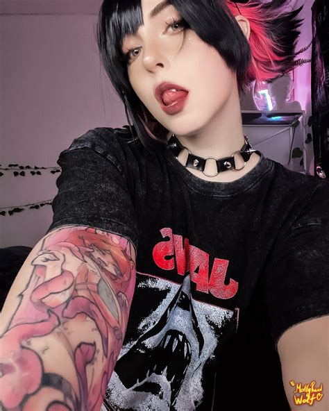 Mollyredwolf (@mollyredwolfreal) • Instagram photos and videos.